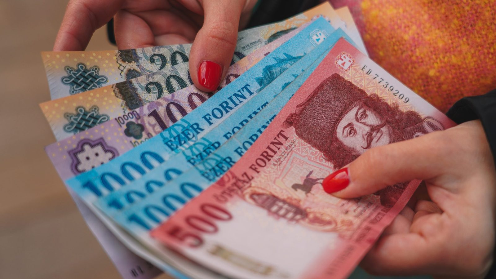 15.5%-kal nőttek a bérek áprilisban