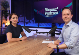 Két elemző a Bónusz Podcast stúdiójában, mikrofonok mellett